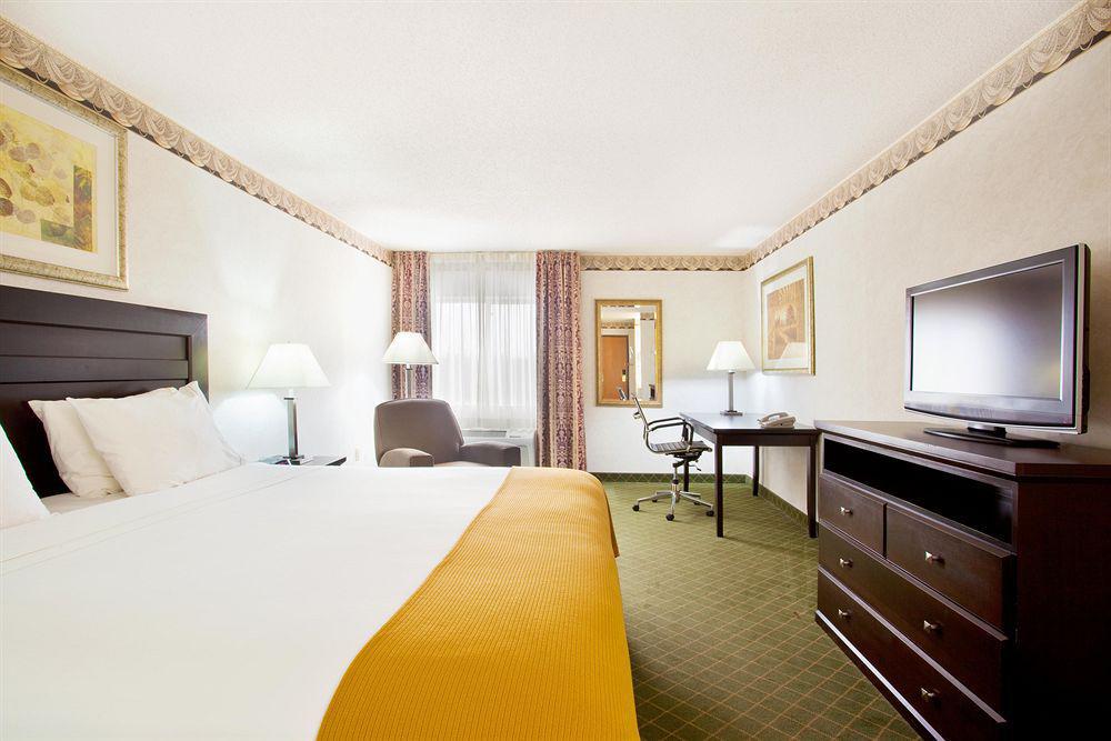 Express & Chicago-libertyville By Ihg