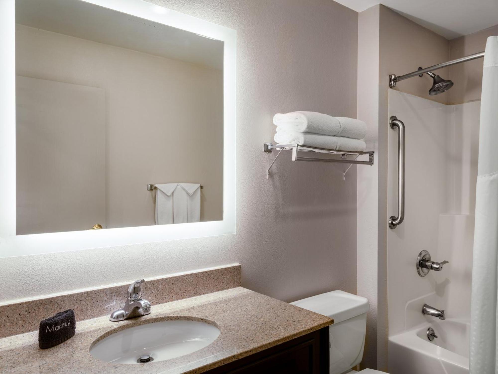 Express & Chicago-libertyville By Ihg Hotel 2*