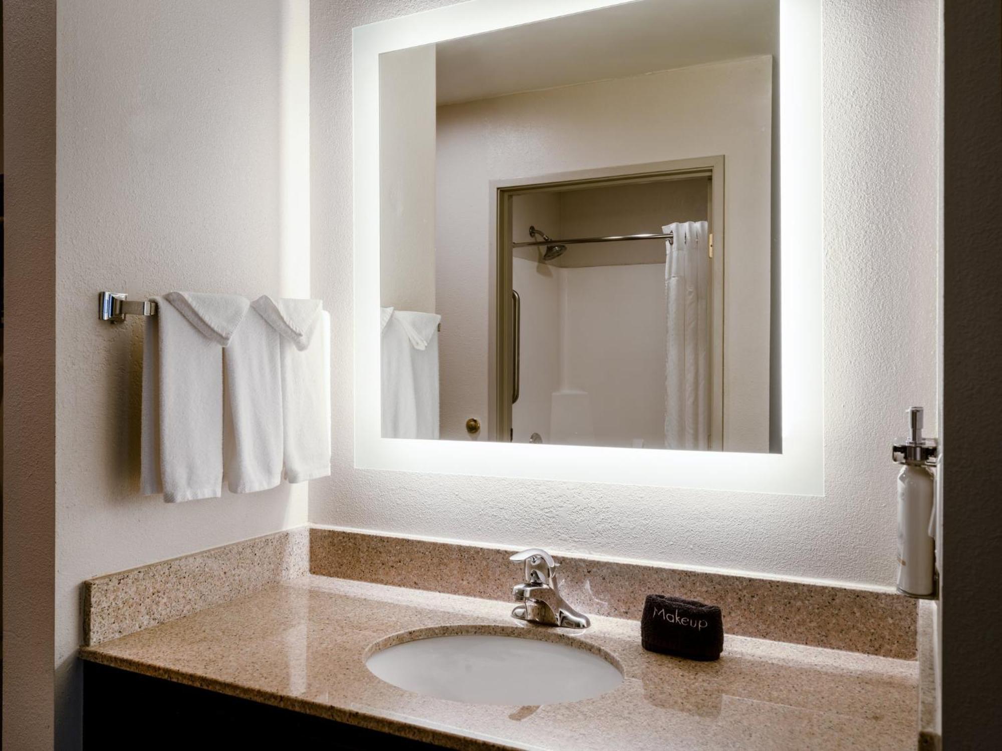 Express & Chicago-libertyville By Ihg 2*