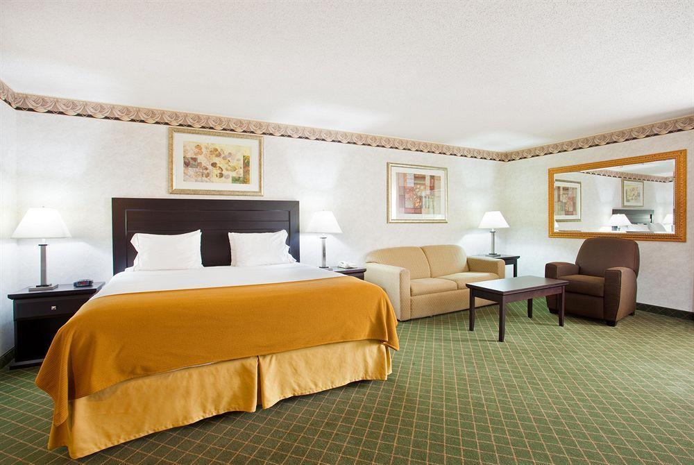 Express & Chicago-libertyville By Ihg Hotel 2*