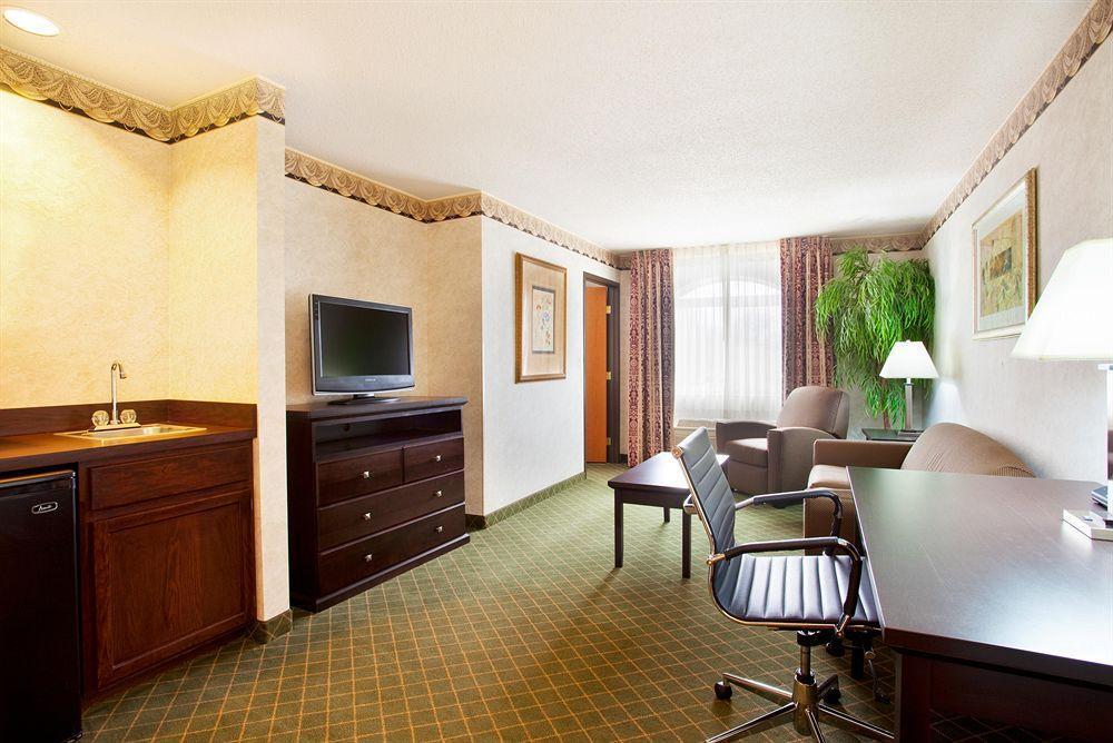 Express & Chicago-libertyville By Ihg Hotel