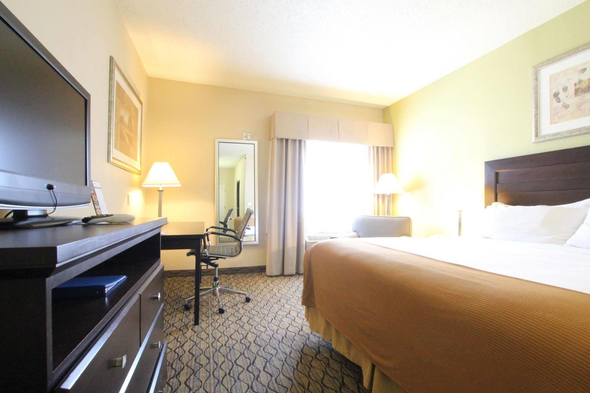 Express & Chicago-libertyville By Ihg Hotel 2*