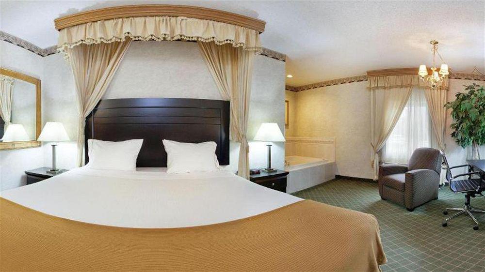 Hotel Express & Chicago-libertyville By Ihg 2*