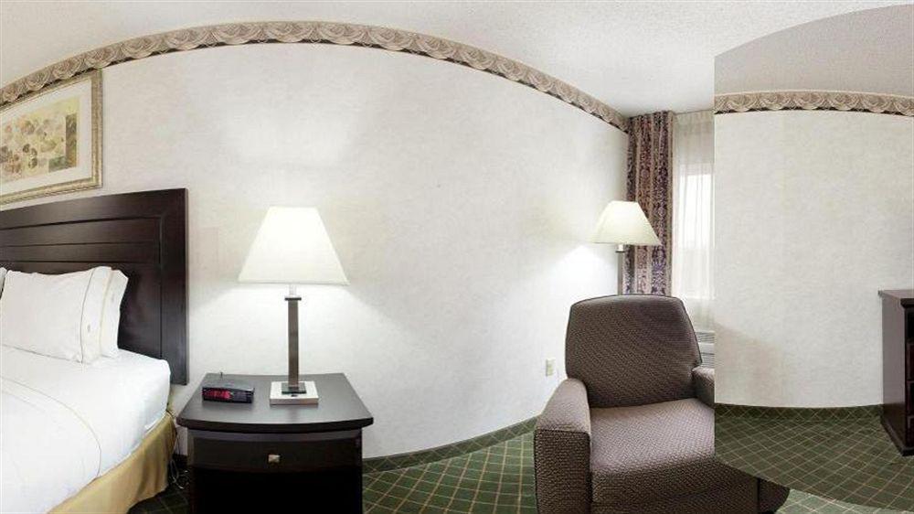 Express & Chicago-libertyville By Ihg Hotel 2*