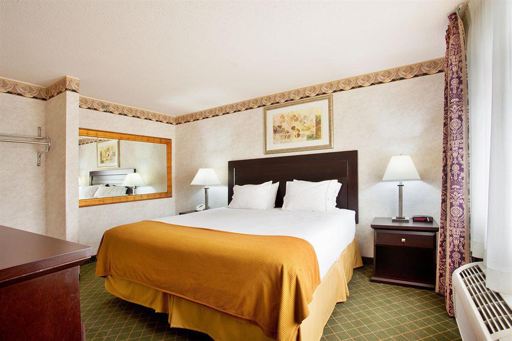Express & Chicago-libertyville By Ihg Hotel