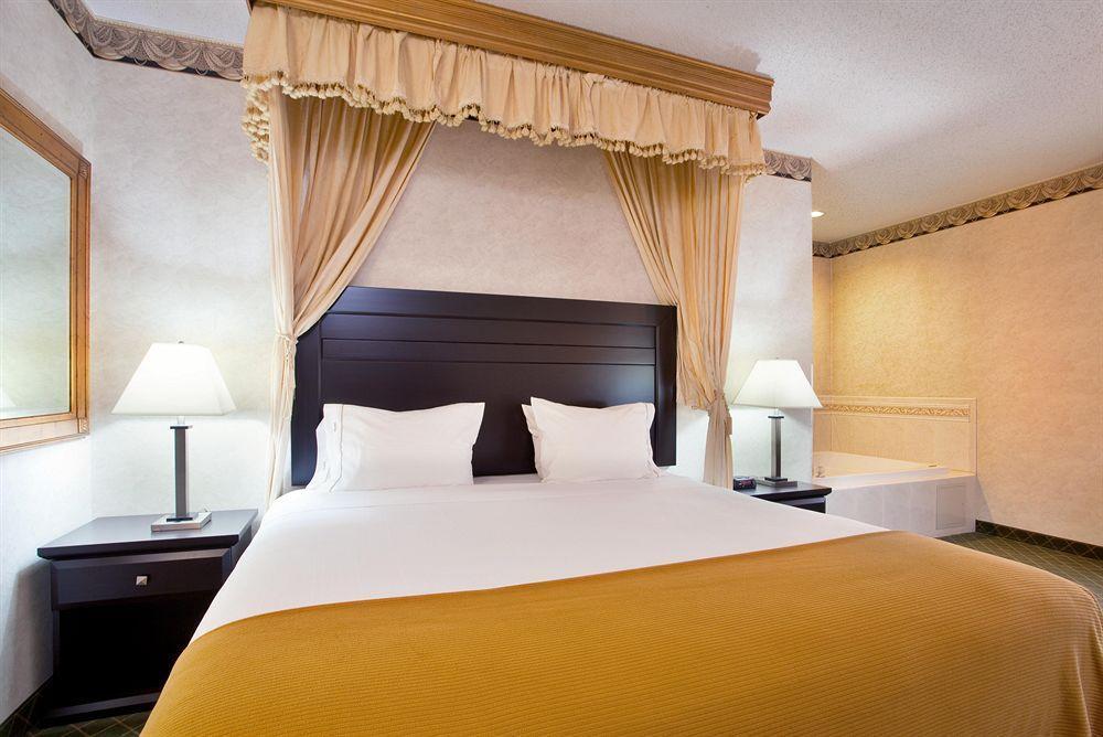 Express & Chicago-libertyville By Ihg 2*