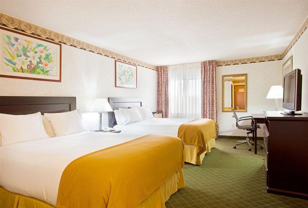 Express & Chicago-libertyville By Ihg Hotel 2*