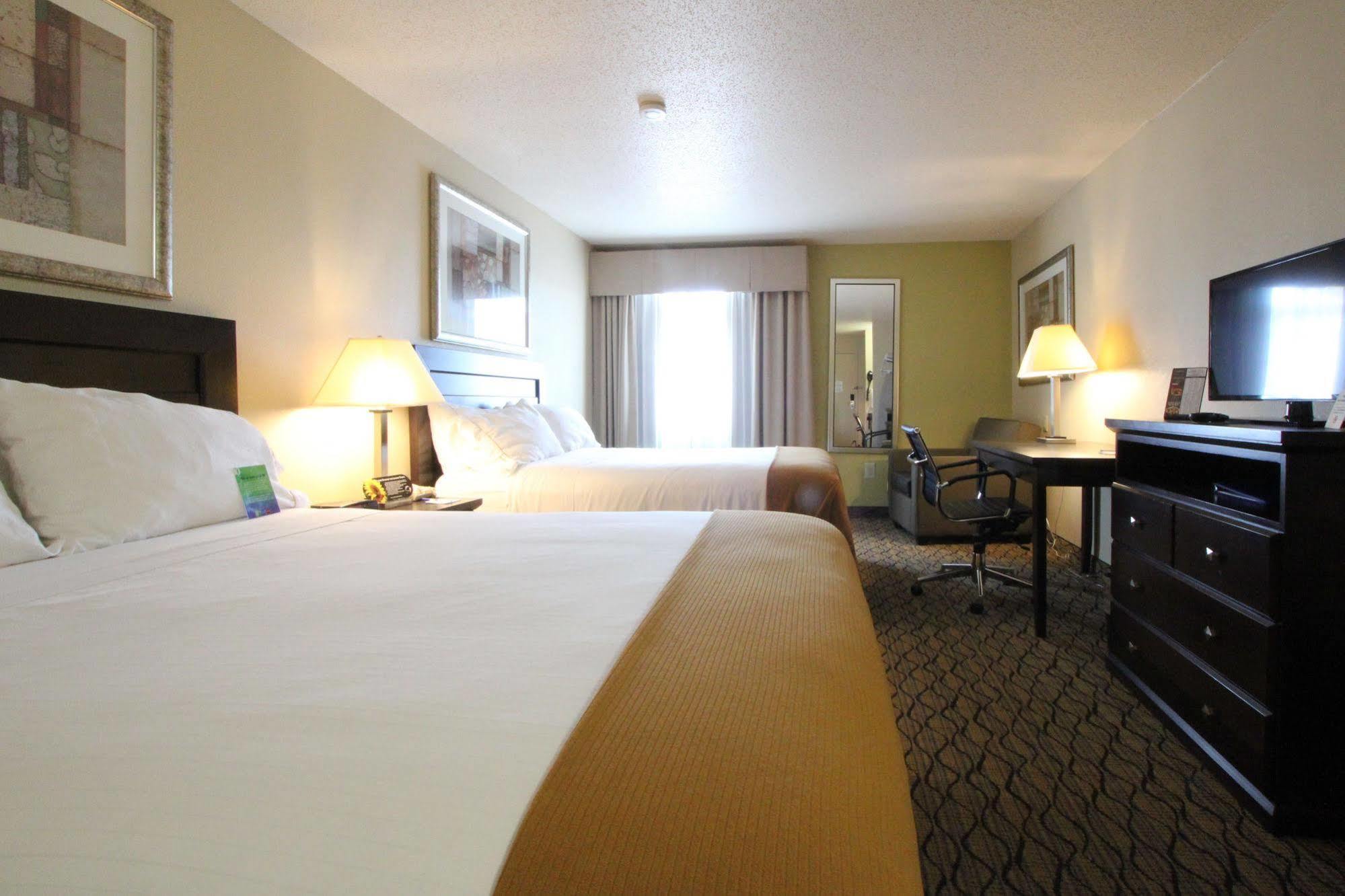 Express & Chicago-libertyville By Ihg Hotel 2*